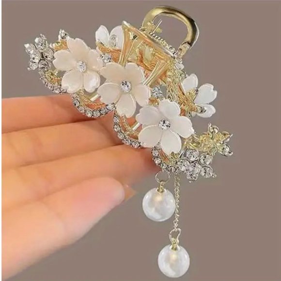 JASMINE FLOWER, CRYSTAL, & PEARL HAIR CLIP - Picture 4 of 4